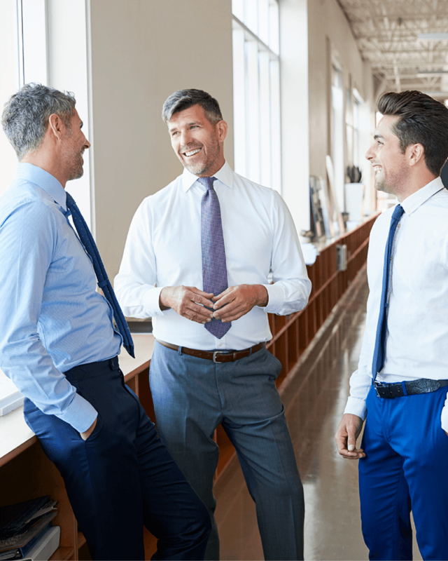 Tre menn i dress prater sammen: executive search